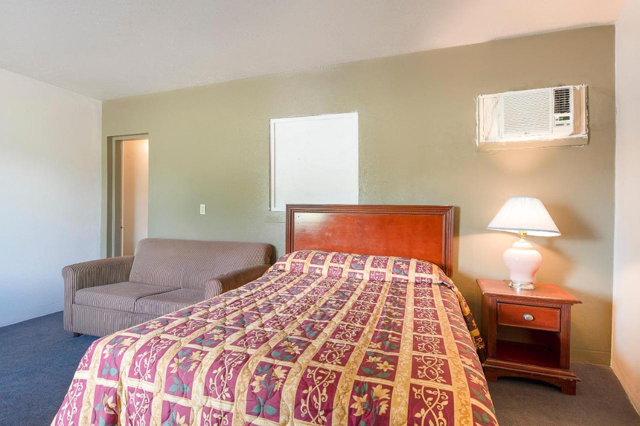 Hotel O Near Fanning Springs State Park Us Hwy 98 Old Town Buitenkant foto